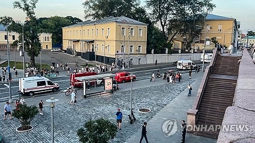 1일(현지시간) 모스크바 시내 카페 폭발 현장으로 향하는 구급차들. 타스 연합뉴스