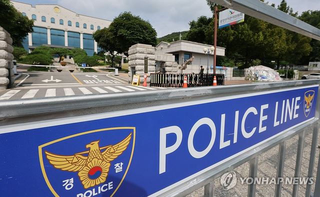 6·3 지방선거 투표용지 부족 사태 수사를 위한 특별검사 법안이 지난 30일 국회를 통과했다. 선관위 특검법은 6·3 지방선거에서 발생한 투표용지 부족 사태를 비롯한 선거관리 부실 의혹의 진상을 규명하기 위해 마련됐다. 특검의 수사 대상은 투표용지 부족, 개표 강행 의혹, 선거 통계 조작 의혹 등 12가지다. 사진은 31일 경기도 과천 중앙선관위 모습. [연합뉴스]