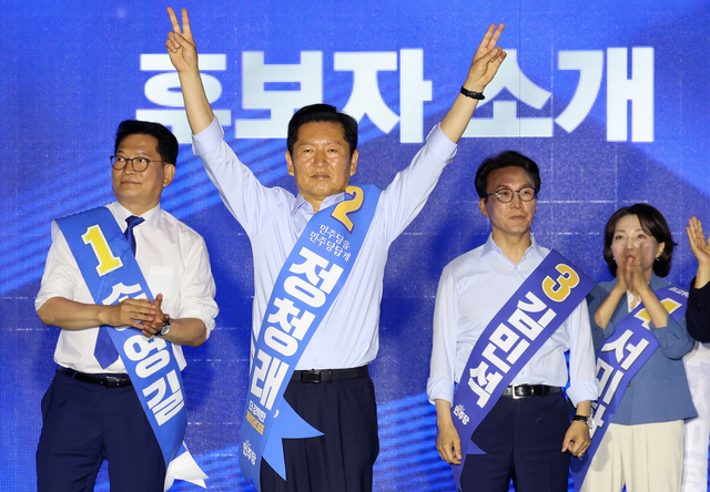 정청래 더불어민주당 당 대표 후보가 2일 부산 벡스코에서 열린 민주당 당대표·최고위원 순회경선 합동연설회에서 당원들을 향해 인사하고 있다.   [연합뉴스]
