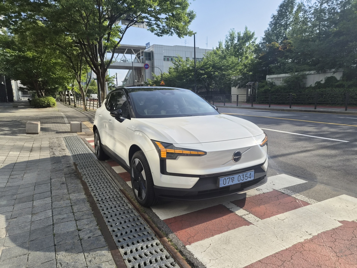 [돈+Cars] 덜어낼수록 빛났다…볼보 EX30의 미니멀리즘