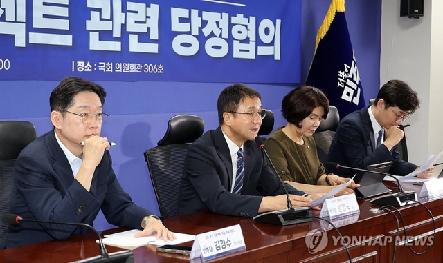 한병도 더불어민주당  대표 직무대행 겸 원내대표가 지난달 22일 국회 의원회관에서 열린 '3대 메가 프로젝트 지원 특별위원회'의 당정 협의에서 발언하고 있다. 연합뉴스
