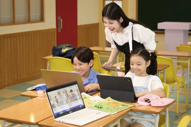 학생들이 SKT 문해력 향상 교육 솔루션 'AI 그림일기'를 활용한 수업을 체험하고 있다. SKT 제공
