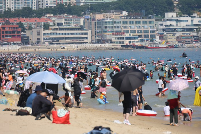 기록적 폭염이 이어지는 2일 부산 해운대해수욕장에서 피서객들이 더위를 식히고 있다. [부산=연합뉴스]