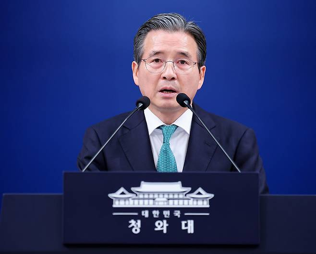 김용범 정책실장이 지난달 22일 청와대 춘추관 기자회견장에서 이재명 대통령의 미국 및 남미 순방 관련 사전 브리핑을 하고 있다. [청와대 통신사진기자단=연합뉴스]
