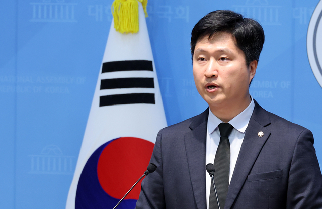 우재준 국민의힘 청년 최고위원이 3일 국회 소통관에서 기후에너지환경부 소속 청년 공무원이 사망한 사건과 관련해 기자회견을 하고 있다. [연합뉴스]