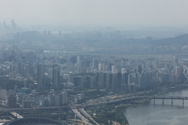 서울 송파구 롯데월드타워에서 바라본 강남구 아파트. [연합뉴스 제공]
