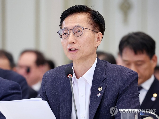 김용선 지식재산처장이 4일 청와대 영빈관에서 하반기 업무계획에 대해 보고하고 있다.
