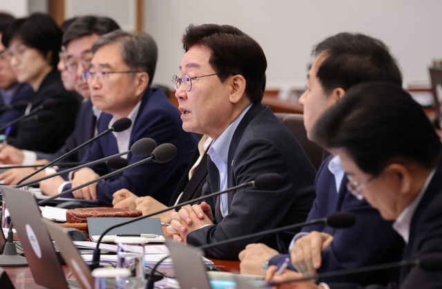 이재명 대통령이 4일 청와대에서 열린 국무회의에서 발언하고 있다.  [청와대통신사진기자단]