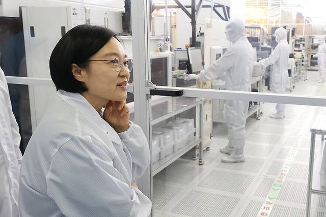 한성숙 국무총리가 지난달 30일 대전 나노종합기술원에서 반도체 팹 공정을 둘러보던 중 관계자의 설명을 듣고 있다. 연합뉴스
