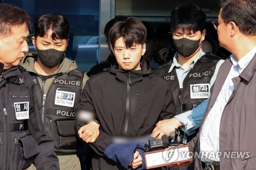 포토라인 선 ‘여고생 흉기 살인’ 장윤기 [연합뉴스 자료사진]
