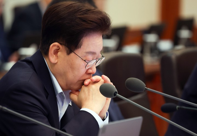 이재명 대통령이 21일 청와대에서 열린 국무회의에서 국무위원들의 발언을 듣고있다. [연합뉴스]