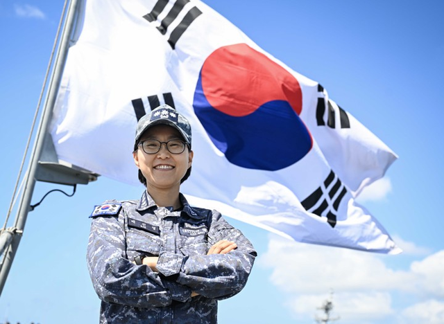 해군이 대한민국 해군 역사상 처음으로 함장 중 가장 높은 계급인 대령급 함정의 함장으로 여군을 임명했다고 4일 밝혔다. 사진은 여군 최초로 대령 지휘 함정인 독도함장으로 취임하는 배선영 대령.  [해군 제공]