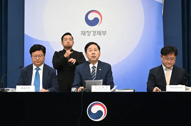 구윤철(가운데) 부총리 겸 재정경제부 장관이 7월 30일 세종시 정부세종청사 중앙동 브리핑룸에서 열린 '2026년 세제개편안' 상세브리핑에서 모두발언을 하고 있다. [사진=재경부]
