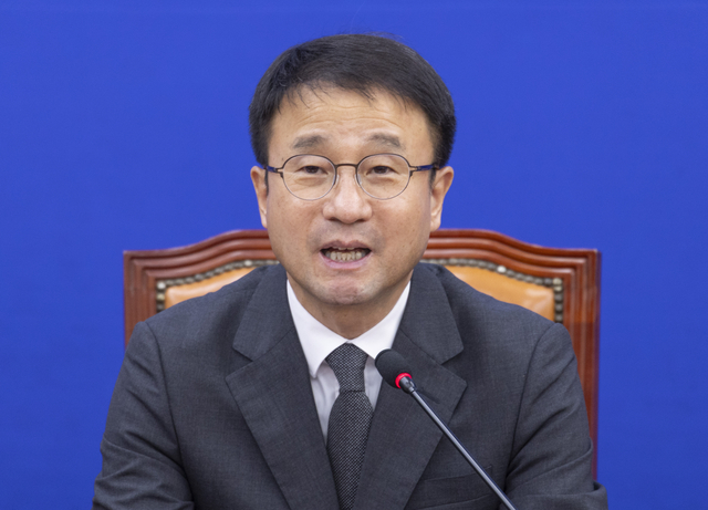 한병도 더불어민주당 당대표 직무대행 겸 원내대표가 4일 국회에서 열린 원내대책회의에서 발언하고 있다. [연합뉴스]
