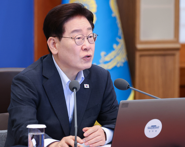 이재명 대통령이 4일 청와대에서 열린 국무회의에서 발언하고 있다. [청와대통신사진기자단]
