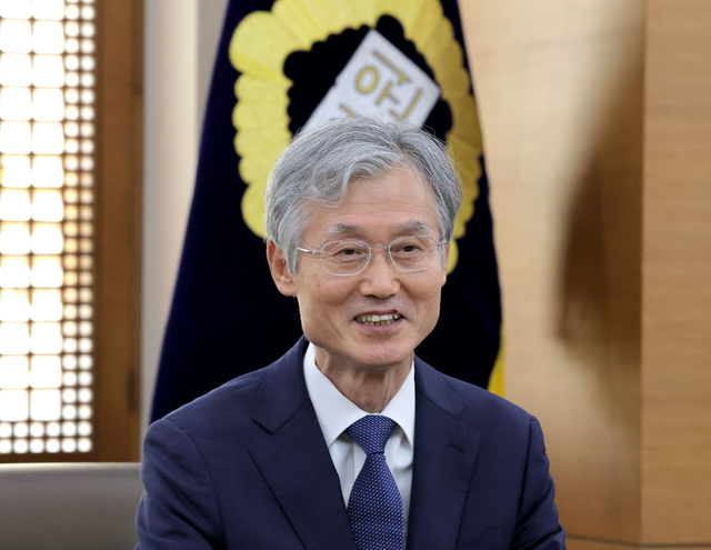 조희대 대법원장이 4일 서울 서초구 대법원에서 열린 대법관 후보추천위원회에 참석해 위원들과 대화를 나누고 있다. [연합뉴스]
