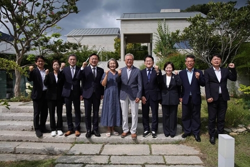 문재인 전 대통령 사저 찾은 조국혁신당 지도부. 신장식 조국혁신당 대표 페이스북 캡처.