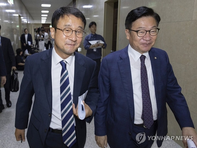 더불어민주당 한병도 원내대표(왼쪽)와 국민의힘 정점식 원내대표가 지난달 30일 국회 운영위원회 위원장실에서 선거관리위원회 특검법에 대한 협의를 진행한 뒤 각자 일정에 참석하기 위해 이동하고 있다. 연합뉴스
