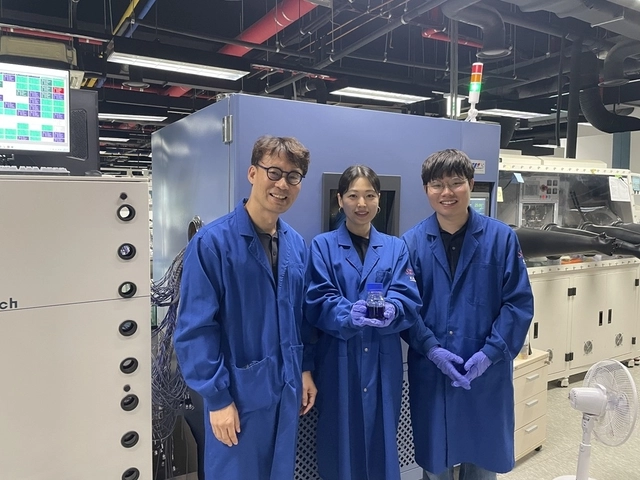 김희탁(왼쪽부터) KAIST 생명화학공학과 교수, 석경화(제 1저자), 강민성 생명화학공학과 박사과정. KAIST 제공.