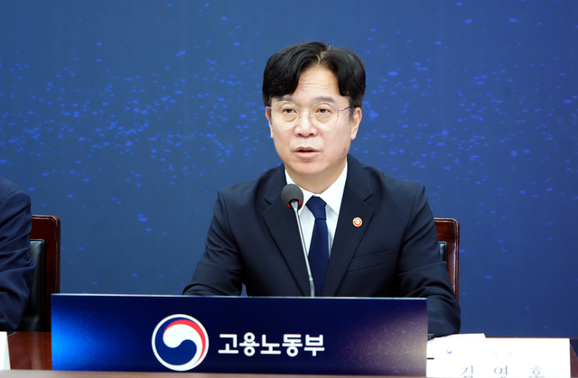 김영훈 고용노동부 장관이 지난달 30일 광주정부합동청사에서 열린 ‘염전 노동자 보호를 위한 업무 협약식’에서 발언하고 있다. 연합뉴스