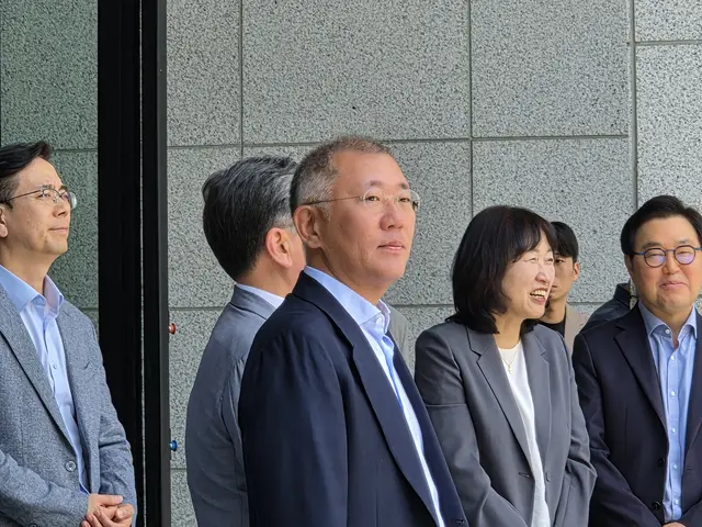 진은숙(오른족 두번째) 현대자동차·기아 ICT담당 사장이 지난 6월 8일 젠슨 황 엔비디아 최고경영자(CEO)가 현대차그룹 양재 사옥을 방문 당시 정의선(오른쪽 세번째) 회장과 동행해 환대하고 있다. 임주희 기자
