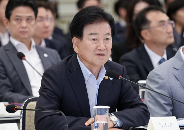 정동영 통일부 장관이 5일 청와대 영빈관에서 열린 이재명 대통령 주재 부처 업무보고에서 보고하고 있다. [청와대통신사진기자단=연합뉴스]
