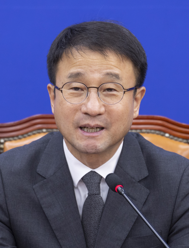 한병도 더불어민주당 당대표 직무대행 겸 원내대표가 4일 국회에서 열린 원내대책회의에서 정부가 발표한 2026 세제 개편안과 관련해 발언하고 있다. [연합뉴스]