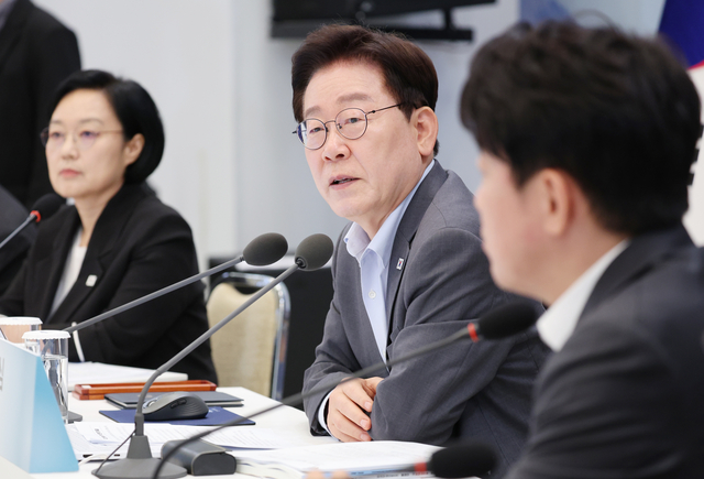 이재명 대통령이 5일 청와대 영빈관에서 열린 외교부·통일부·국방부·국가보훈부 등에 대한 부처 업무보고에서 발언하고 있다. [청와대통신사진기자단]