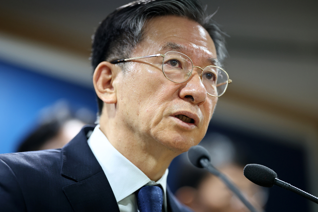 정성호 법무부 장관이 5일 정부과천청사 법무부에서 열린 2026 하반기 정부업무보고 사전브리핑에서 취재진 질문에 답하고 있다. [연합뉴스]