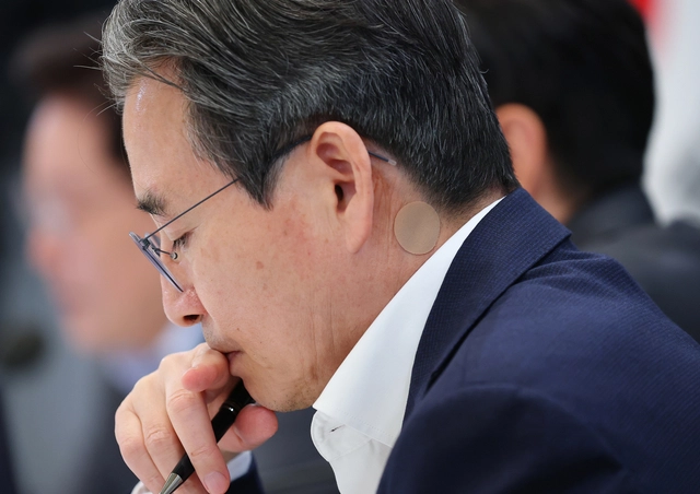 김용범 정책실장이 5일 청와대 영빈관에서 열린 교육부·국가교육위·문체부·국가유산청 등에 대한 부처 업무보고에서 이재명 대통령의 발언을 듣고 있다. [연합뉴스]