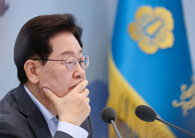 이재명 대통령이 5일 청와대 영빈관에서 윤호중 행안부 장관의 부처 업무보고를 청취하고 있다. [청와대통신사진기자단]
