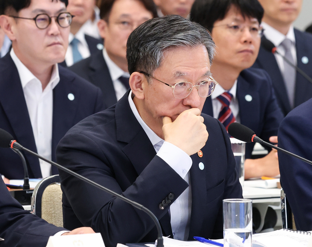 정성호 법무부 장관이 5일 청와대 영빈관에서 열린 행안부·법무부·검찰청 등에 대한 부처 업무보고에서 이재명 대통령 발언을 듣고 있다. [청와대통신사진기자단·연합뉴스]