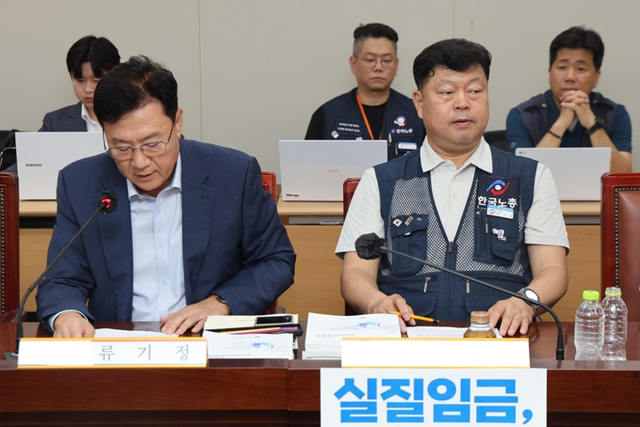 지난달 14일 정부세종청사 최저임금위원회에서 열린 제14차 전원회의에서 근로자위원인 류기섭(오른쪽) 한국노총 사무총장이 사용자위원인 류기정 한국경영자총협회(경총) 전무의 발언을 듣고 있다. 연합뉴스.