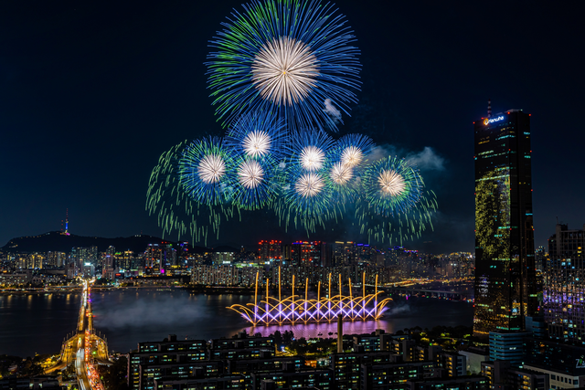 서울 여의도 한강공원에서 작년 9월 열린 한화 세계불꽃축제. 한화 제공
