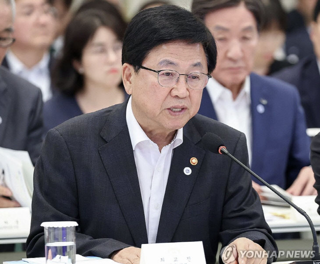 최교진 교육부 장관이 5일 청와대 영빈관에서 열린 이재명 대통령 주재 부처 업무보고에서 보고하고 있다. [사진=연합뉴스]
