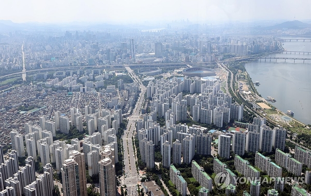 6일 서울 송파구 롯데월드타워에서 바라본 강남3구 아파트 모습. 정부는 부동산 세제개편안 발표에 이어 후속 주택 공급대책 마련에 속도를 내고 있다. 연합뉴스
