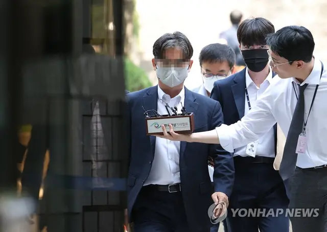 정당법 위반 등 혐의로 구속영장이 청구된 더불어민주당 송영길 전 당대표의 전 국회의원보좌관 박용수씨(가운데)가 지난 2023년 7월 3일 서울중앙지법에서 열리는 민주당 2021년 5·2 전당대회 돈봉투 살포 관련 혐의 구속전피의자심문(영장실질심사)에 출석하고 있다. [연합뉴스]