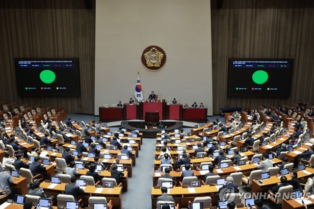 국회에서 지난달 30일 열린 7월 임시국회 제3차 본회의에서 ‘제9회 전국동시지방선거 투표용지 부족 사태 등 국민참정권 침해 의혹 진상규명을 위한 특별검사의 임명 등에 관한 법률안’이 통과되고 있다. 연합뉴스