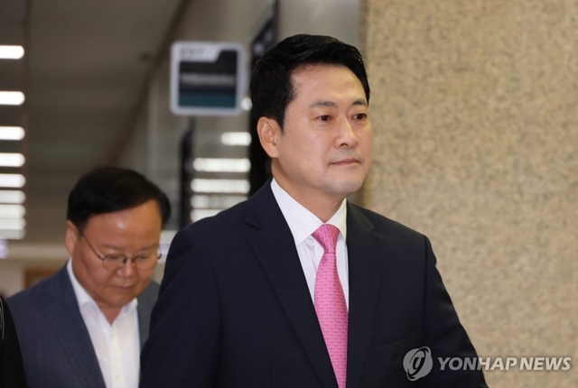 장동혁 국민의힘 대표가 6일 국회에서 열린 최고위원회에 입장하고 있다. 연합뉴스