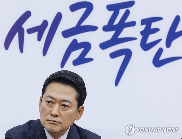 장동혁 국민의힘 대표가 6일 국회에서 열린 최고위원회의에서 김민수 최고위원의 발언을 듣고 있다. 연합뉴스
