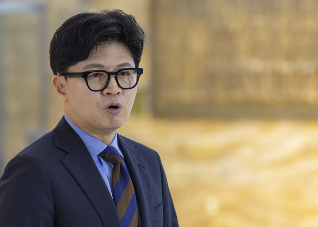 한동훈 무소속 의원이 지난달 30일 국회에서 형사소송법 개정안이 여당 주도로 본회의를 통과한 뒤 자신의 입장을 밝히고 있다. [연합뉴스]
