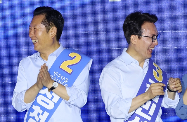 정청래·김민석(왼쪽부터) 더불어민주당 당대표 후보가 지난 8월 2일 부산 벡스코에서 열린 민주당 당대표·최고위원 부산울산경남 순회경선 합동연설회에서 미소 짓고 있다. [연합뉴스]