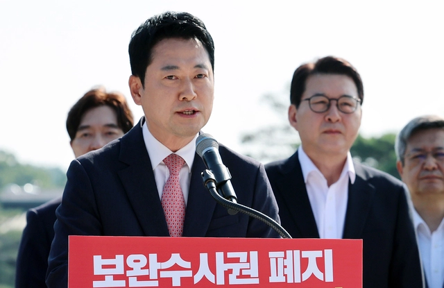 장동혁(가운데) 국민의힘 당대표가 지난 8월 3일 청와대 사랑채 앞에서 현장 최고위원회의를 연 가운데 형사소송법 개정안에 대한 이재명 대통령의 법률안 재의요구권(거부권) 행사를 촉구하고 있다. [연합뉴스 사진]