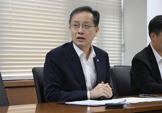 이형일 재정경제부 1차관이 지난 4일 서울 종로구 정부서울청사에서 열린 ‘제72차 물가관계차관회의’를 주재하고 있다. [재정경제부 제공. 재판매 및 DB 금지]