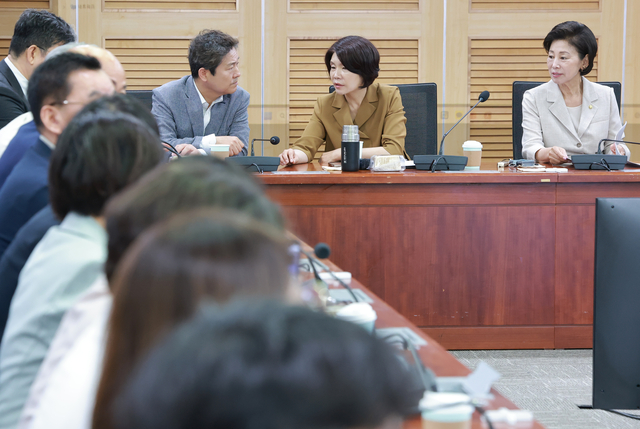 한정애 더불어민주당 정책위의장과 김영배 의원이 6일 국회 의원회관에서 열린 부동산 정책 간담회에서 대화하고 있다. [연합뉴스]