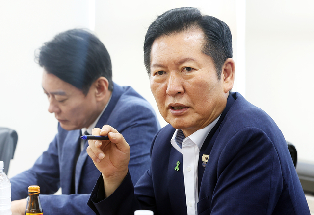 정청래 더불어민주당 당대표 후보가 6일 경기도 수원시 권선구 한국노총 경기지역본부에서 열린 정책간담회에서 발언하고 있다. [연합뉴스]