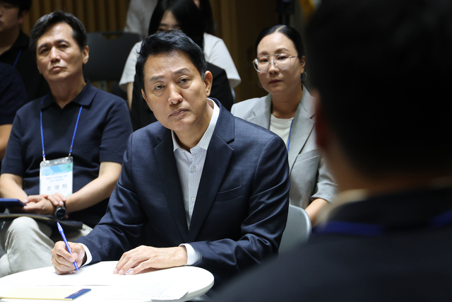오세훈 서울시장이 6일 서울시청에서 열린 ‘부동산 정상화를 위한 시민 대토론회’에서 참석자의 발언을 경청하고 있다. [연합뉴스]