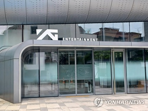20대 여성, 골프채로 YG 합정동 사옥 출입문 ‘쾅쾅’…현행범 체포