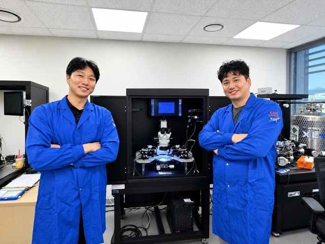김대원(왼쪽) KAIST 반도체공학대학원 박사과정(제1저자) 과 최신현(오른쪽) KAIST 석좌교수.
