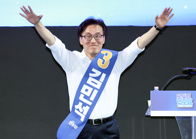 김민석 더불어민주당 대표 후보가 8일 인천 남동체육관에서 열린 민주당 당 대표·최고위원 순회경선 인천 합동연설회에서 정견 발표를 하기에 앞서 손을 들어 인사하고 있다. 연합뉴스